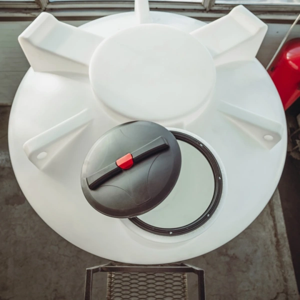 Емкость ЦКТ 5000 л с патрубком 110мм с фланцем под плотность до 1,5 г/см³ белая в обрешетке с лестницей